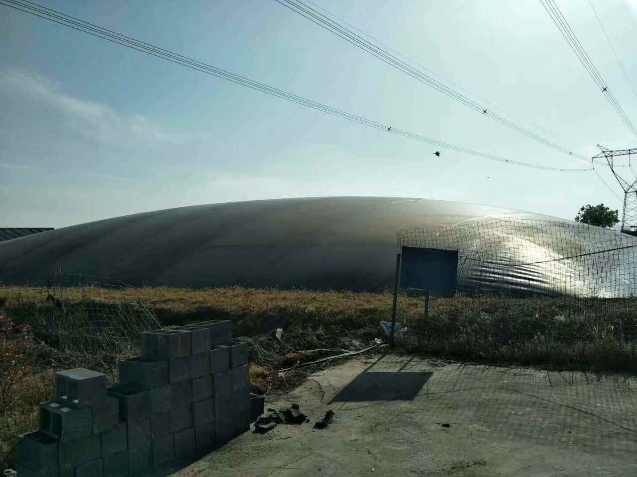 修筑完工的外圍堰鋪設土工膜表面一定要加寬嗎？